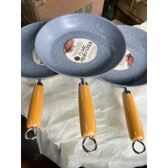 Chảo chống dính đáy từ vân đá 20cm tay cầm cán gỗ có móc treo [BH: NONE]