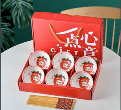 Hộp quà tặng 6 chén ăn cơm kèm đũa họa tiết Trái Dâu kèm MẶT GẤU KUTE