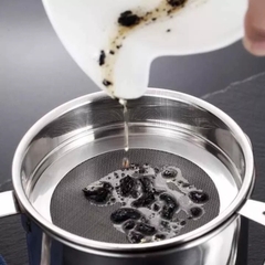Ca Lọc Dầu Ăn Inox Có Nắp 1300ml Nồi Oil Pot Lưới Lọc Cặn Đa Năng Gạn Bỏ Chất Béo Dư Thừa Full Box