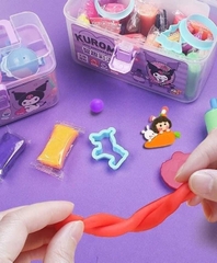 Thùng nhựa KUROMI gồm 20 thanh đất sét nhiều màu kèm thanh lăn và khuôn cho bé [BH: NONE]