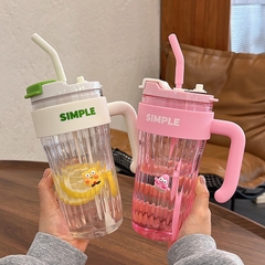 Ly đựng nước nhựa PP SP-920 có tay cầm kèm ống hút, sticker 920ml [BH: NONE]