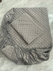 Bộ ga trải giường [1 GA+ 2 VỎ GỐI NẰM] PHI LỤA , chun cài góc size 1.8m x 2m- màu về ngẫu nhiên tùy lô [BH: NONE]