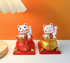 Tượng Mèo Thần Tài vẫy tay ngồi trên túi tiền thu hút tài lộc may mắn, phong thủy cho gia  chủ [BH: NONE]