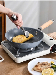 Chảo chống dính 28cm vân đá, đáy từ thiết kế tay cầm gỗ có móc treo tiện lợi [BH: None]