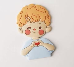 Tượng nhựa dẻo-Bé trai áo xanh thả tim.
