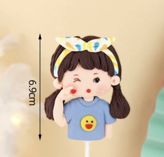 Tượng bé gái áo xanh mặt cười (silicon).
