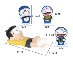 Tượng Nobita nằm và 3 doremon.