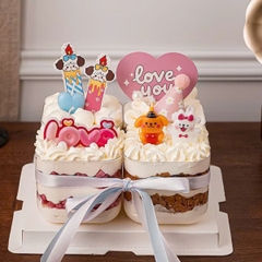 Vỉ 3 nến chó trắng đội nơ hồng.