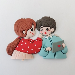 Tượng nhựa dẻo đôi véo má (áo đỏ-xanh).