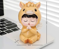 Tượng sứ -bé NGỰA vàng (Tay chống cằm).