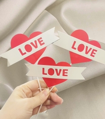 Set giấy 3 cây cắm trái tim đỏ gắn chữ love.