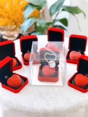Hộp nhẫn nhung-đỏ đô kt 9x9x4cm (kèm đế nhựa).