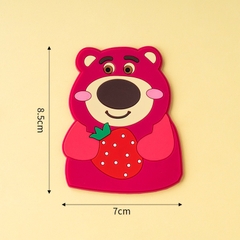 Tượng Gấu Lotso ôm trai dâu nhựa dẻo SIZE TO (8.5cm x 7cm).