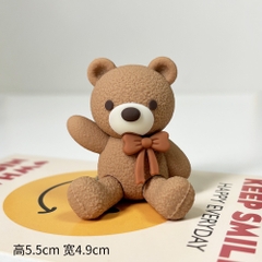 Tượng gấu nâu đậm - cài nơ màu nâu.