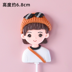 Tượng silicon cô gái áo trắng đội mũ đeo túi
