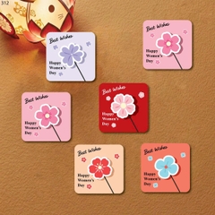 30 thẻ giấy Happy Women's day hình vuông họa tiết hoa 5 cánh mix màu (kt 7x7cm).