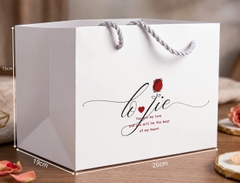 Set 10 túi giấy -MÀU TRẮNG hoa hồng đỏ size TO 26x19x15 cm (đựng hộp 6 ngăn) (CHÚ Ý TRÁNH NHẦM VỚI SET 5 TÚI ĐỰNG HỘP TIM).