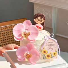 Tượng nhựa dẻo-cô giáo áo hồng.