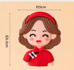Tượng nhựa dẻo - mẹ áo dài đỏ, bờm tóc đỏ.
