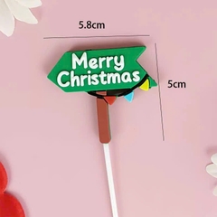 Bảng cắm nhựa dẻo màu xanh lá và chữ X-Mas màu trắng.