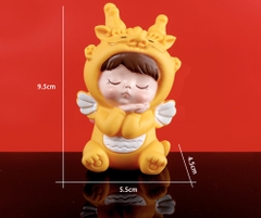 Tượng nhựa em bé rồng vàng-tay chạm má.