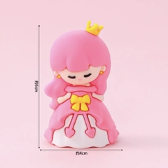 Tượng silicon-bé gái váy hồng tóc hồng.