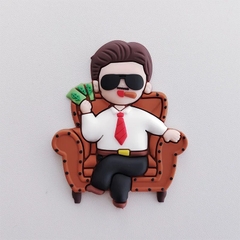 Tượng nhựa dẻo - sếp (boss) đeo kính đen ngồi vắt chân trên ghế màu nâu.