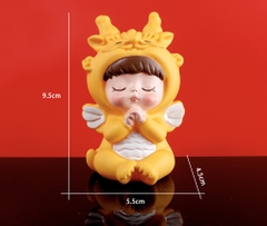 Tượng nhựa em bé rồng vàng-tay chống cằm.