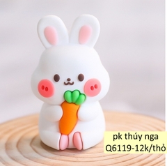 Tượng thỏ nhựa silicon cầm carrot (con).