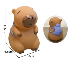 Tượng nhựa mềm-Capybara đeo balo xanh dương.