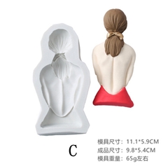 Khuôn cô gái quay lưng (không đội mũ). E94