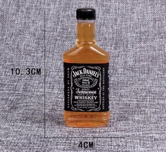 Chai rượu Jack size to (chai vàng, nhãn đen).