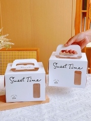 Set 50 hộp giấy cửa sổ- SWEET TIME chữ đen mảnh16x16x15cm (KÈM ĐẾ).
