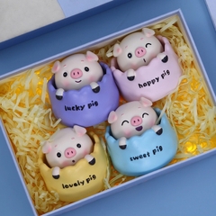 Set 4 tượng heo (lợn) sứ nằm giỏ có lò xo.