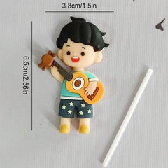 Tượng nhựa mềm loại dày- bé trai chơi đàn guitar.