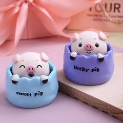 Set 4 tượng heo (lợn) sứ nằm giỏ có lò xo.