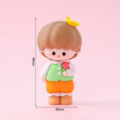 Tượng silicon-bé trai cầm hoa áo xanh lá.