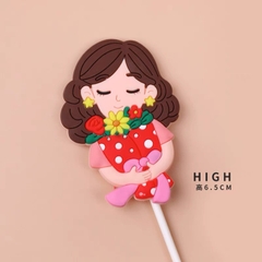 Tượng nhựa dẻo-mẹ ôm hoa.
