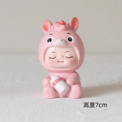 Tượng sứ -bé Ngựa HỒNG ôm bình sữa (mẫu nhắm mắt).