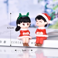 TUONG-Đôi nam nữ mặc đồ Noel dáng ngồi.