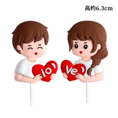 Tượng nhựa dẻo- đôi nam nữ và trái tim đỏ có chữ love.