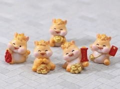 Set nhựa đặc- 5 tượng bé ngựa vàng mini mix mẫu (Mẫu mới có tượng ngựa cầm tràng pháo đỏ).