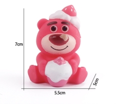 Tượng Gấu dâu (lotso) đội mũ ôm bánh.