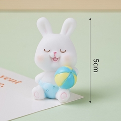 Tượng nhựa đẹp -Thỏ xanh cầm quả bóng.