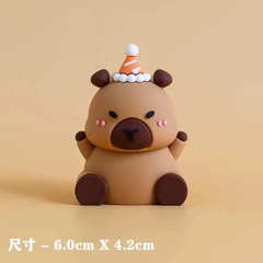 Tượng silicon - capybara  đội mũ9435.