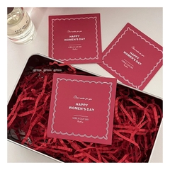Set 50 bảng giấy vuông HAPPY WOMEN'S DAY kt 8cmx8cm-MÀU ĐỎ.
