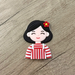 Tượng silicon - Mẹ áo kẻ đỏ trắng, tóc đen cài hoa đỏ.