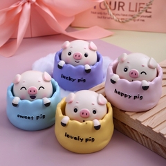 Set 4 tượng heo (lợn) sứ nằm giỏ có lò xo.