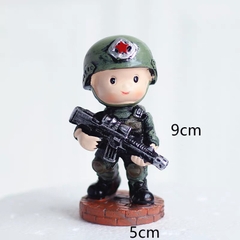 Tượng sứ - em bé bộ đội (CẦM SÚNG).