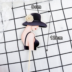 Cây cắm cô gái váy đen đội mũ gắn hoa vải 3D.